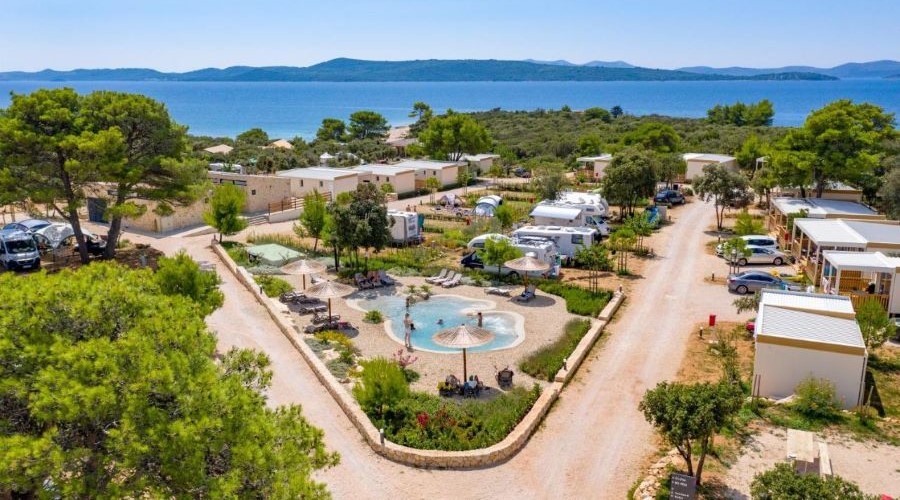 Kamp pored mora